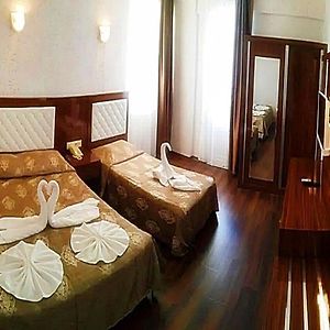 Zimmer mit Kingsize-Bett